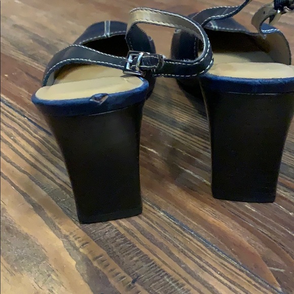 Danielle navy heels size 7.5 - Picture 3 of 6